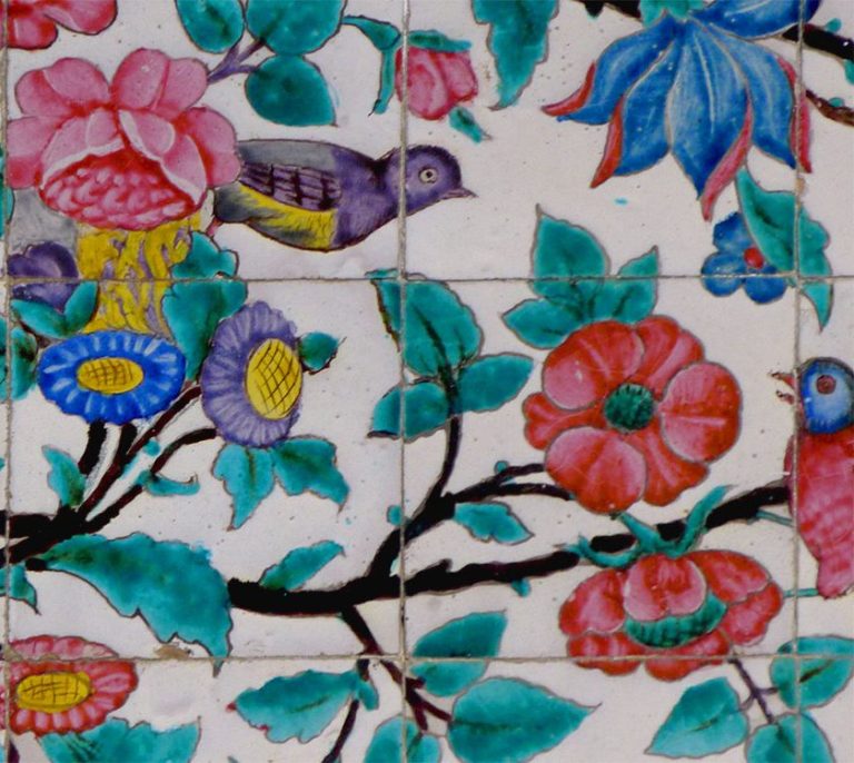 Persische Wandkachel mit Blüten und Vögeln
